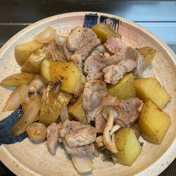 豚肉とジャガイモと玉ねぎとしめじのバター醤油炒め♪